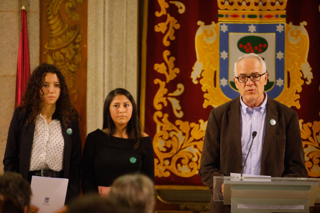 Lectura del artículo 26 por Agustín Moreno, profesor, y Karlita Tapia Gallo y Elena Ruiz, estudiantes.