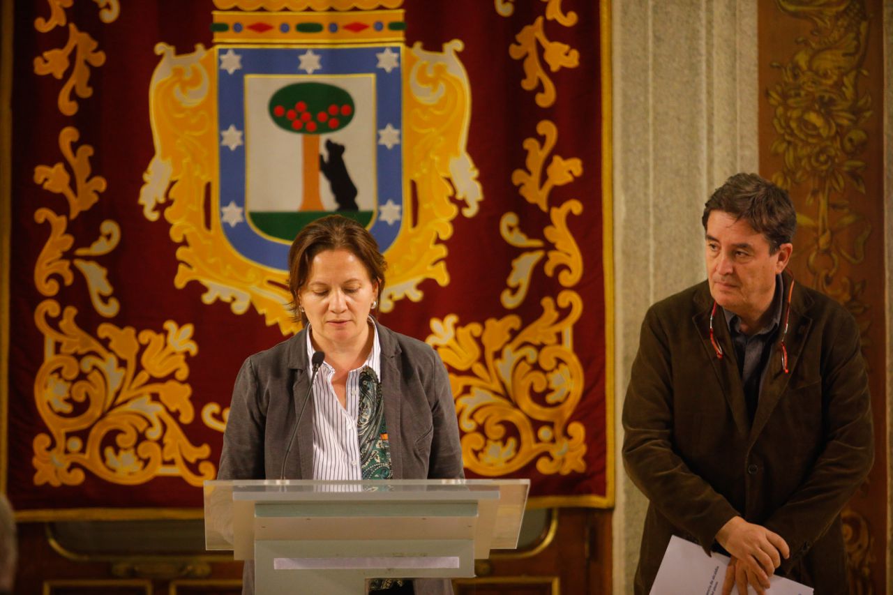 Lectura de los artículos 27 y 28 por Luis garcía Montero y Carmen Pérez González.