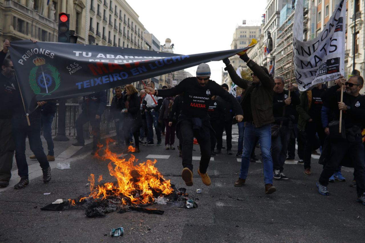 Los funcionarios de prisiones recorren las sedes de los partidos políticos para exigir una mejora salarial. 