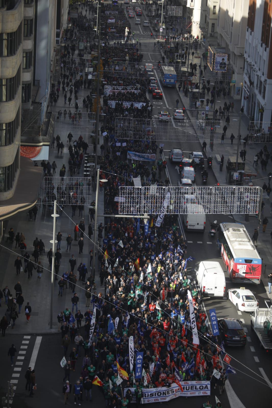 Los funcionarios de prisiones recorren las sedes de los partidos políticos para exigir una mejora salarial.