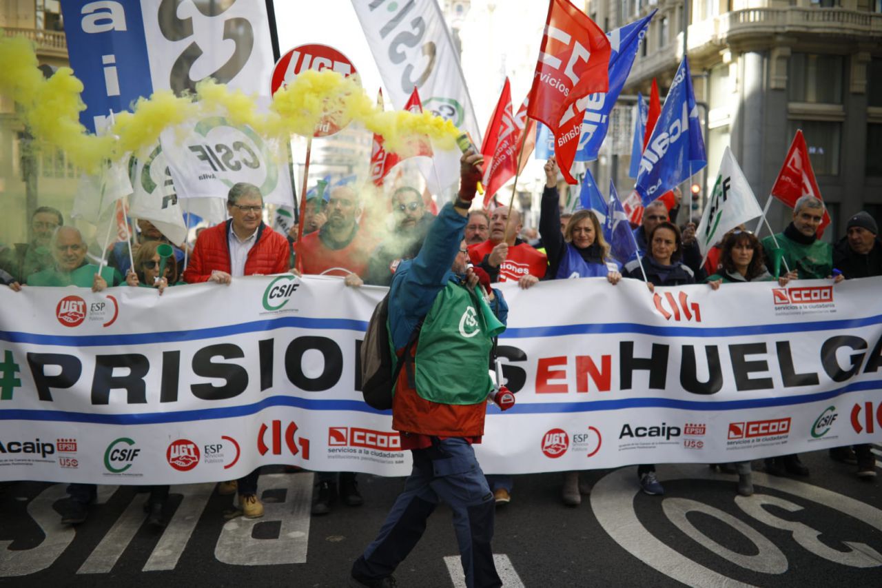 Los funcionarios de prisiones recorren las sedes de los partidos políticos para exigir una mejora salarial.