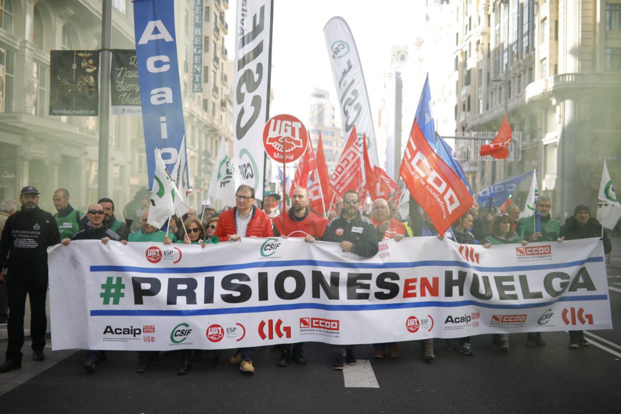 Los funcionarios de prisiones recorren las sedes de los partidos políticos para exigir una mejora salarial.