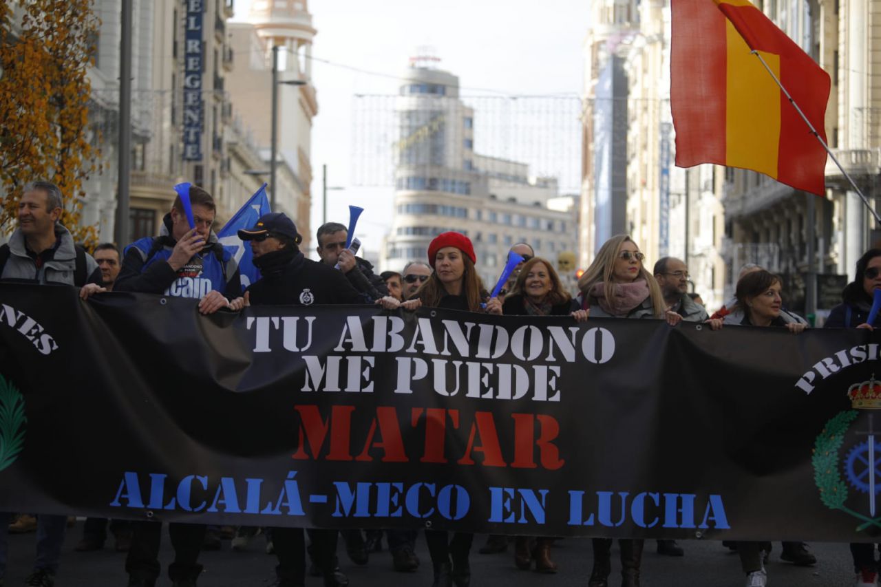 Los funcionarios de prisiones recorren las sedes de los partidos políticos para exigir una mejora salarial.