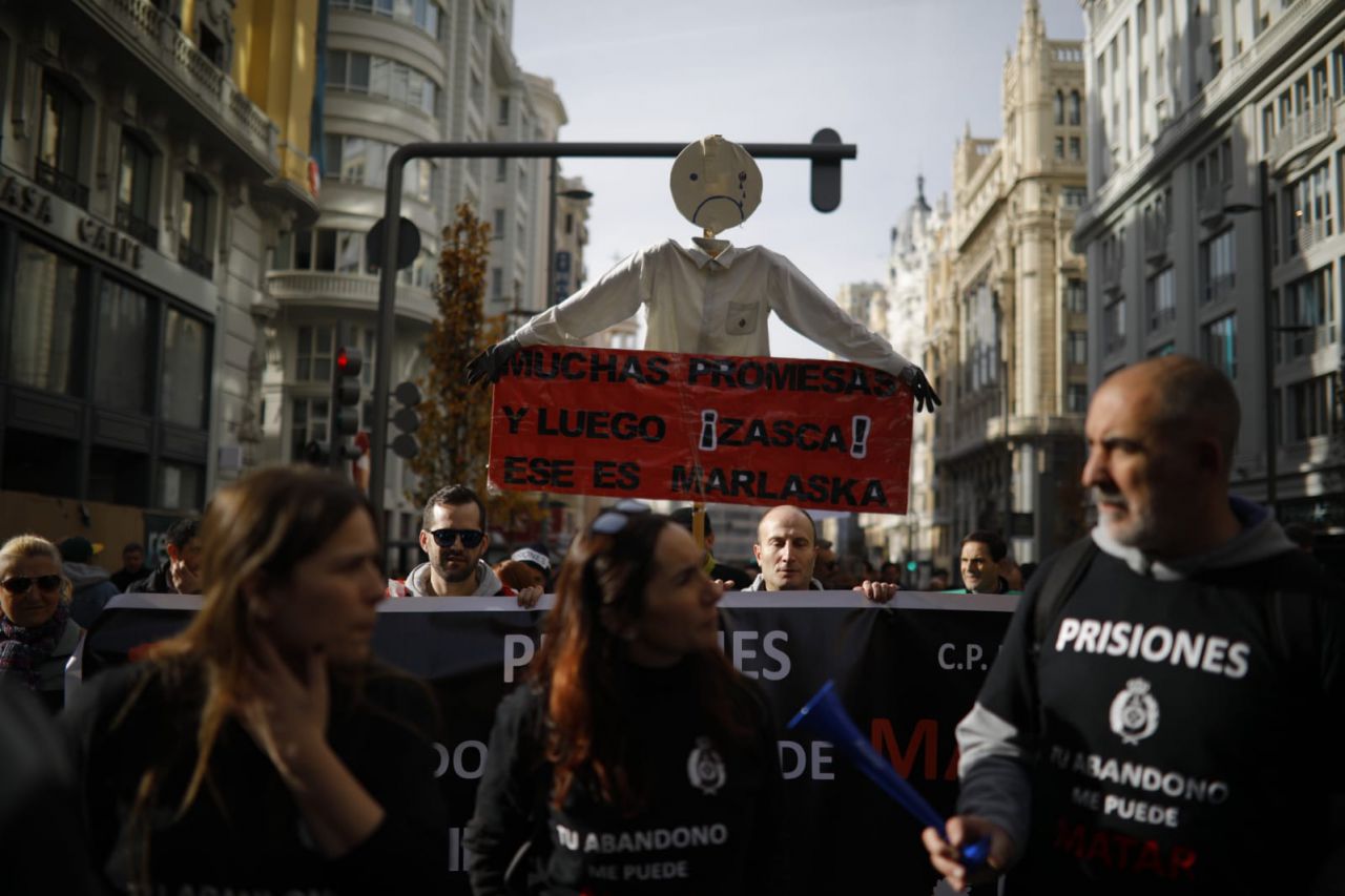 Los funcionarios de prisiones recorren las sedes de los partidos políticos para exigir una mejora salarial.