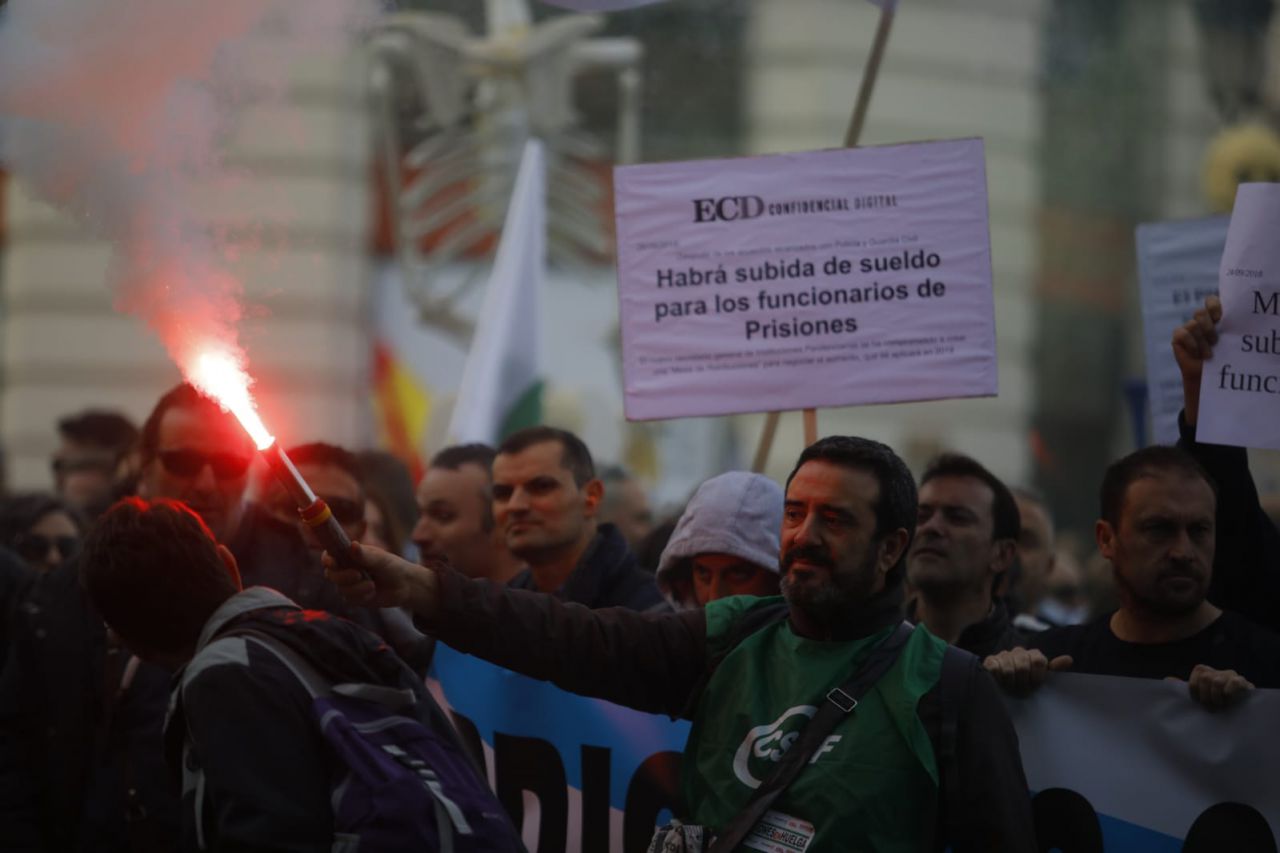 Los funcionarios de prisiones recorren las sedes de los partidos políticos para exigir una mejora salarial.