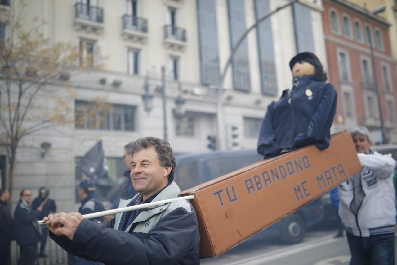 Los funcionarios de prisiones recorren las sedes de los partidos políticos para exigir una mejora salarial.