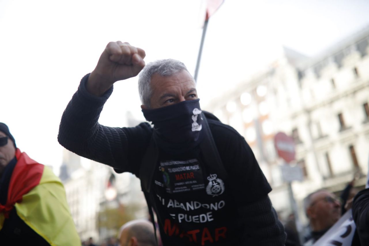 Los funcionarios de prisiones recorren las sedes de los partidos políticos para exigir una mejora salarial.