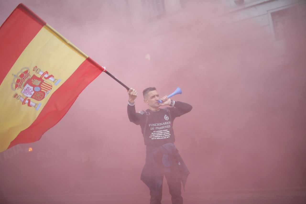 Los funcionarios de prisiones recorren las sedes de los partidos políticos para exigir una mejora salarial.