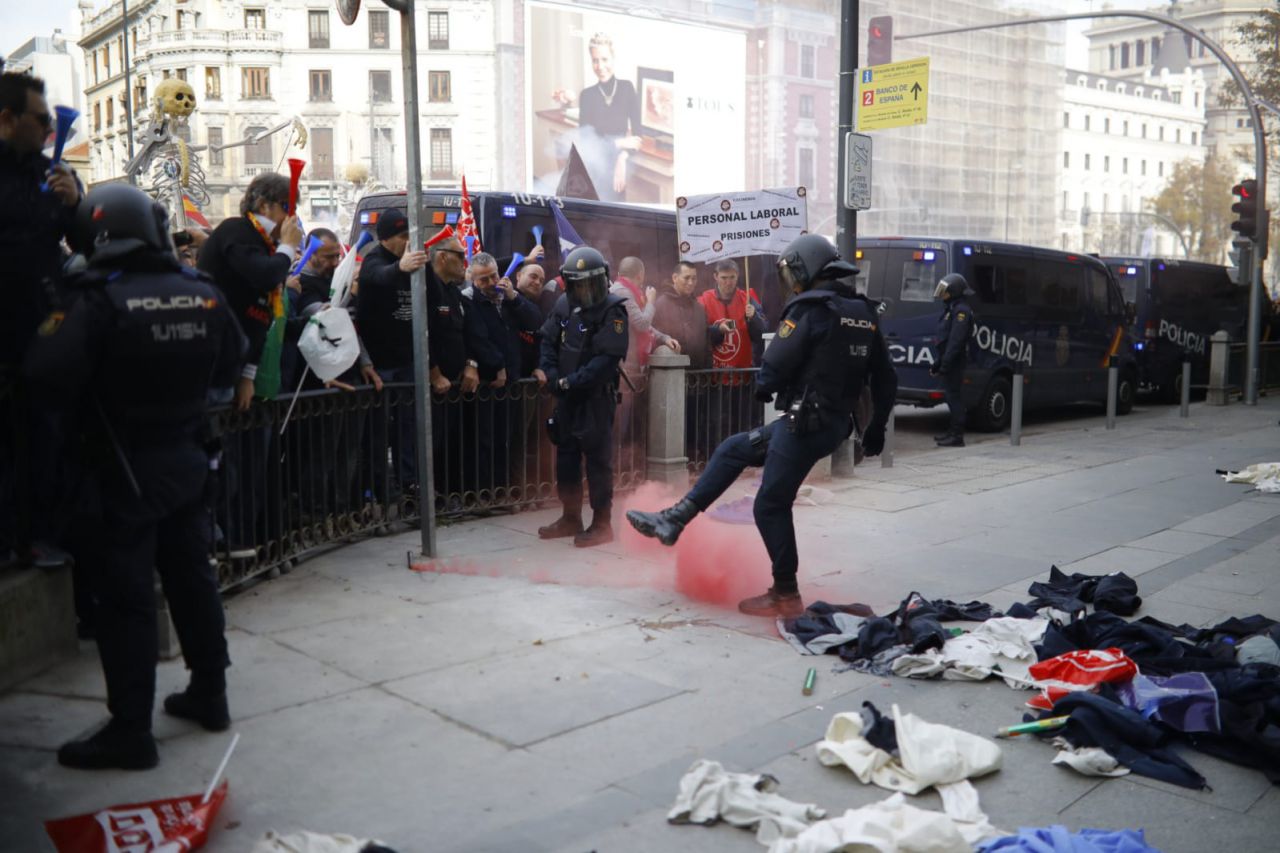 Los funcionarios de prisiones recorren las sedes de los partidos políticos para exigir una mejora salarial.