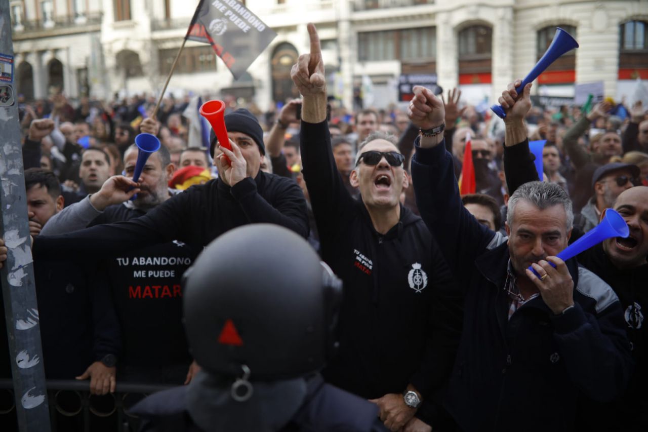 Los funcionarios de prisiones recorren las sedes de los partidos políticos para exigir una mejora salarial.