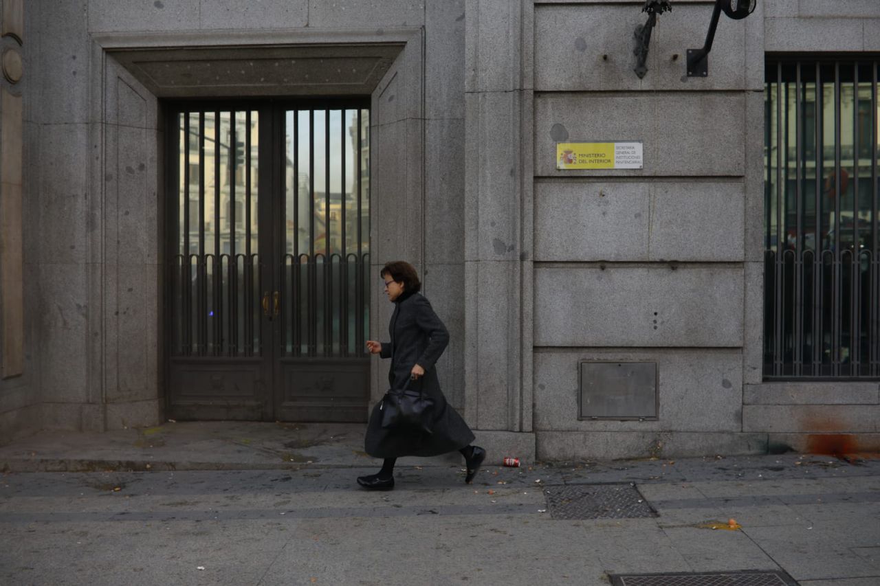 Los funcionarios de prisiones recorren las sedes de los partidos políticos para exigir una mejora salarial.