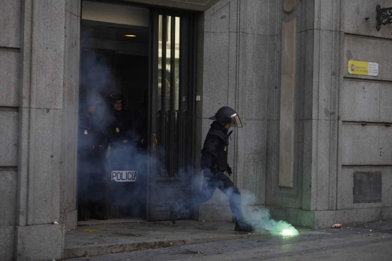 Los funcionarios de prisiones recorren las sedes de los partidos políticos para exigir una mejora salarial.