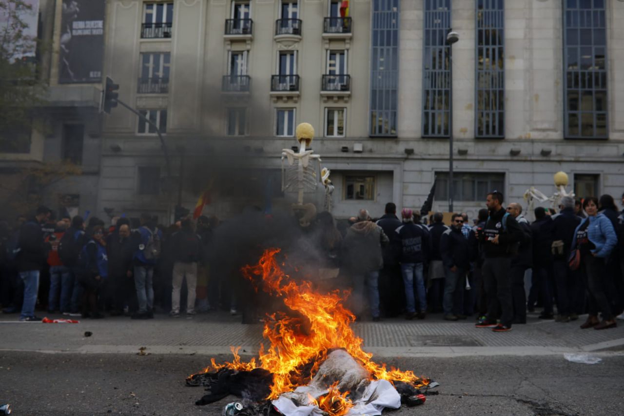 Los funcionarios de prisiones recorren las sedes de los partidos políticos para exigir una mejora salarial.