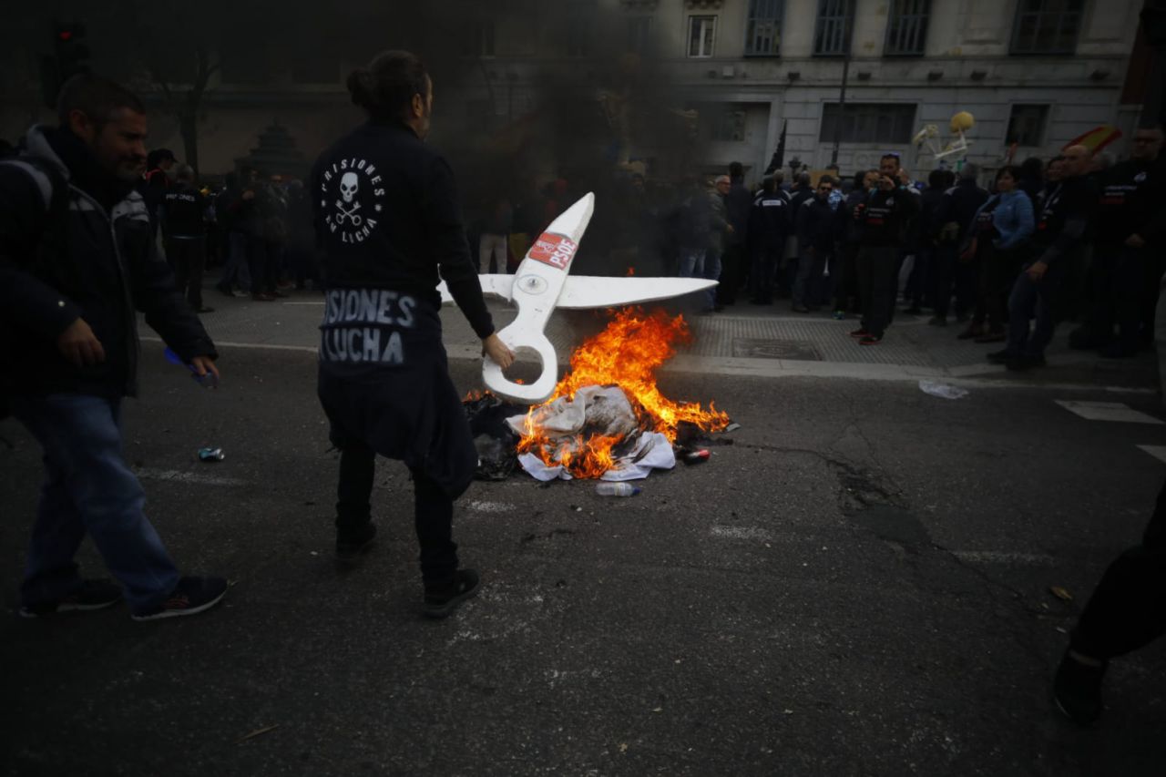 Los funcionarios de prisiones recorren las sedes de los partidos políticos para exigir una mejora salarial.