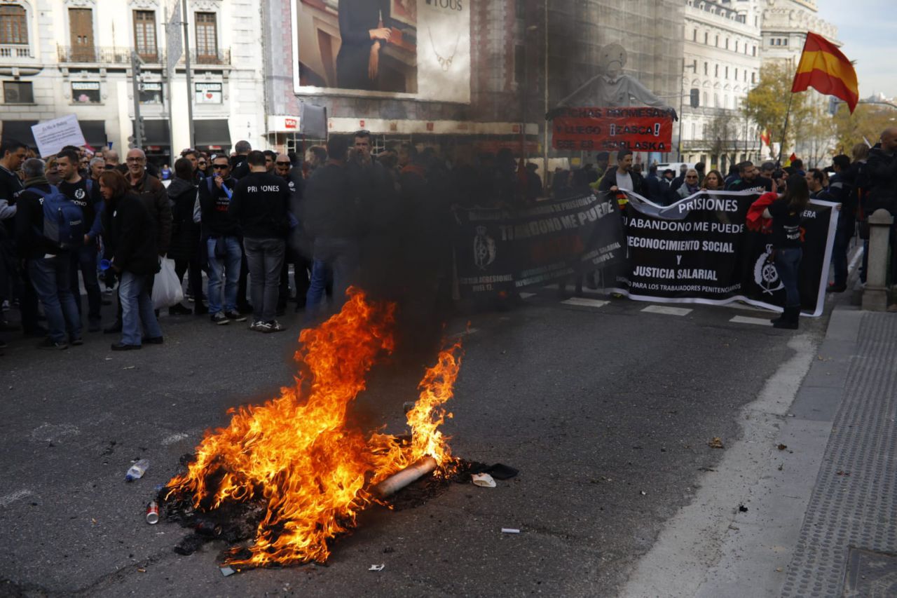 Los funcionarios de prisiones recorren las sedes de los partidos políticos para exigir una mejora salarial.