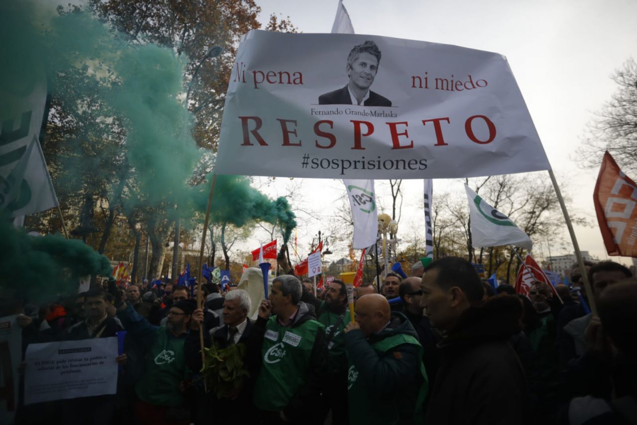 Los funcionarios de prisiones recorren las sedes de los partidos políticos para exigir una mejora salarial.