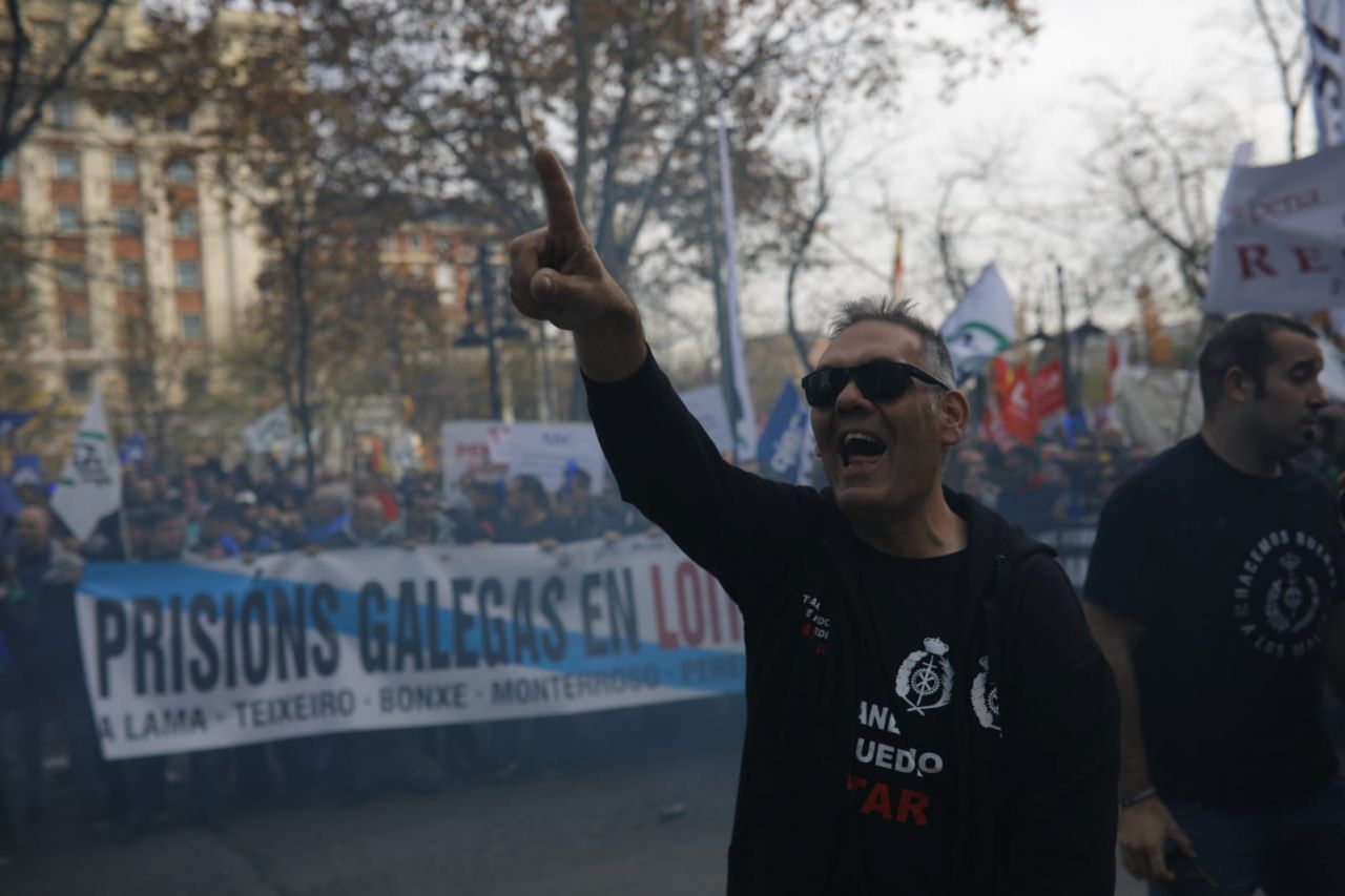 Los funcionarios de prisiones recorren las sedes de los partidos políticos para exigir una mejora salarial.