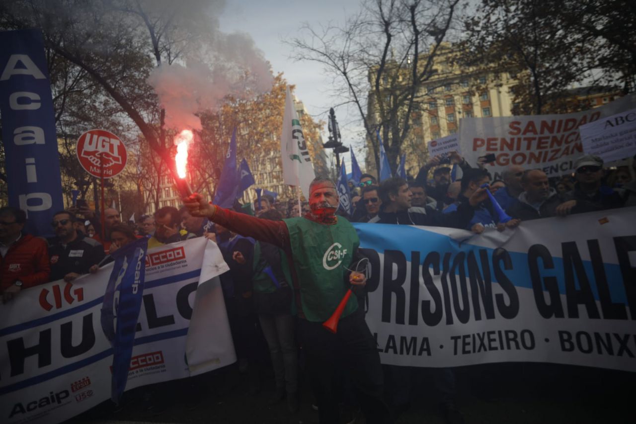 Los funcionarios de prisiones recorren las sedes de los partidos políticos para exigir una mejora salarial.