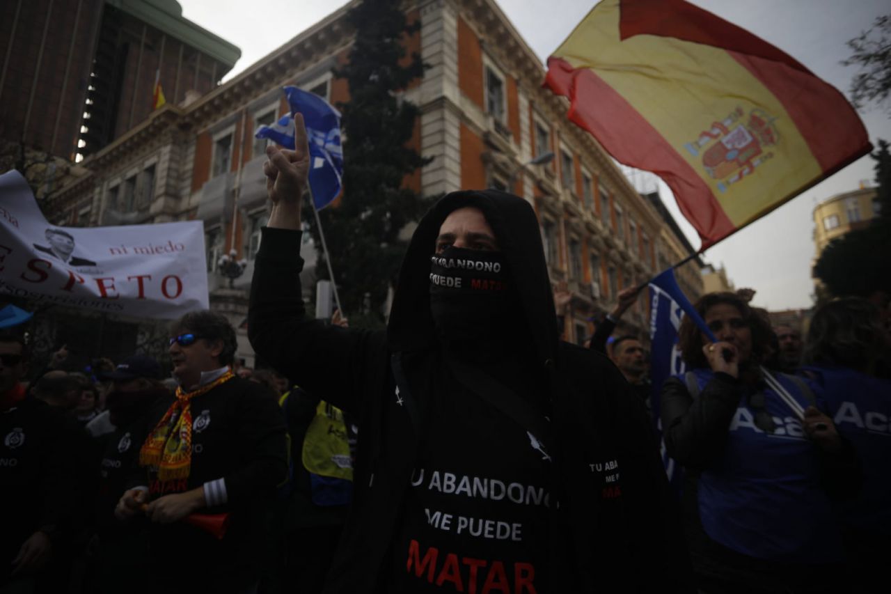 Los funcionarios de prisiones recorren las sedes de los partidos políticos para exigir una mejora salarial.
