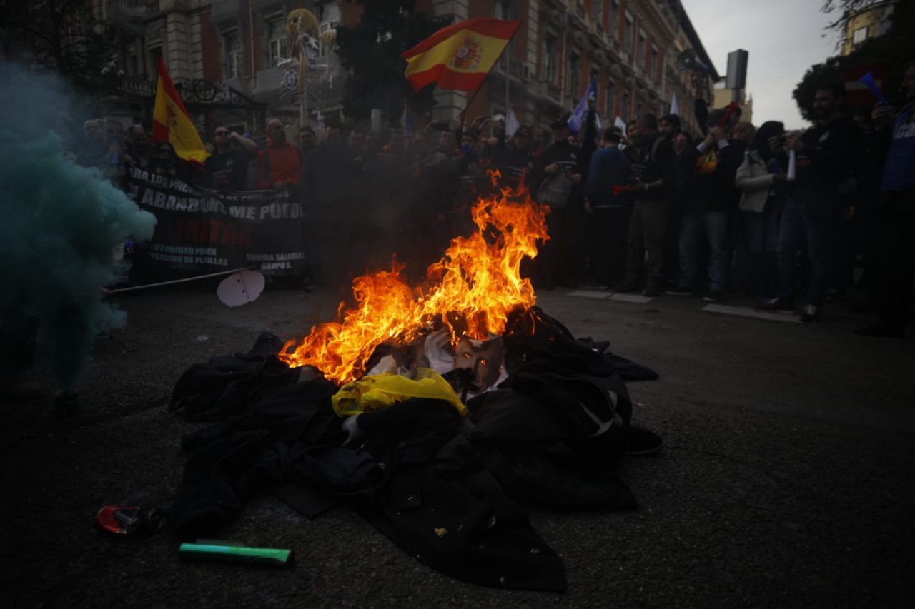 Los funcionarios de prisiones recorren las sedes de los partidos políticos para exigir una mejora salarial.