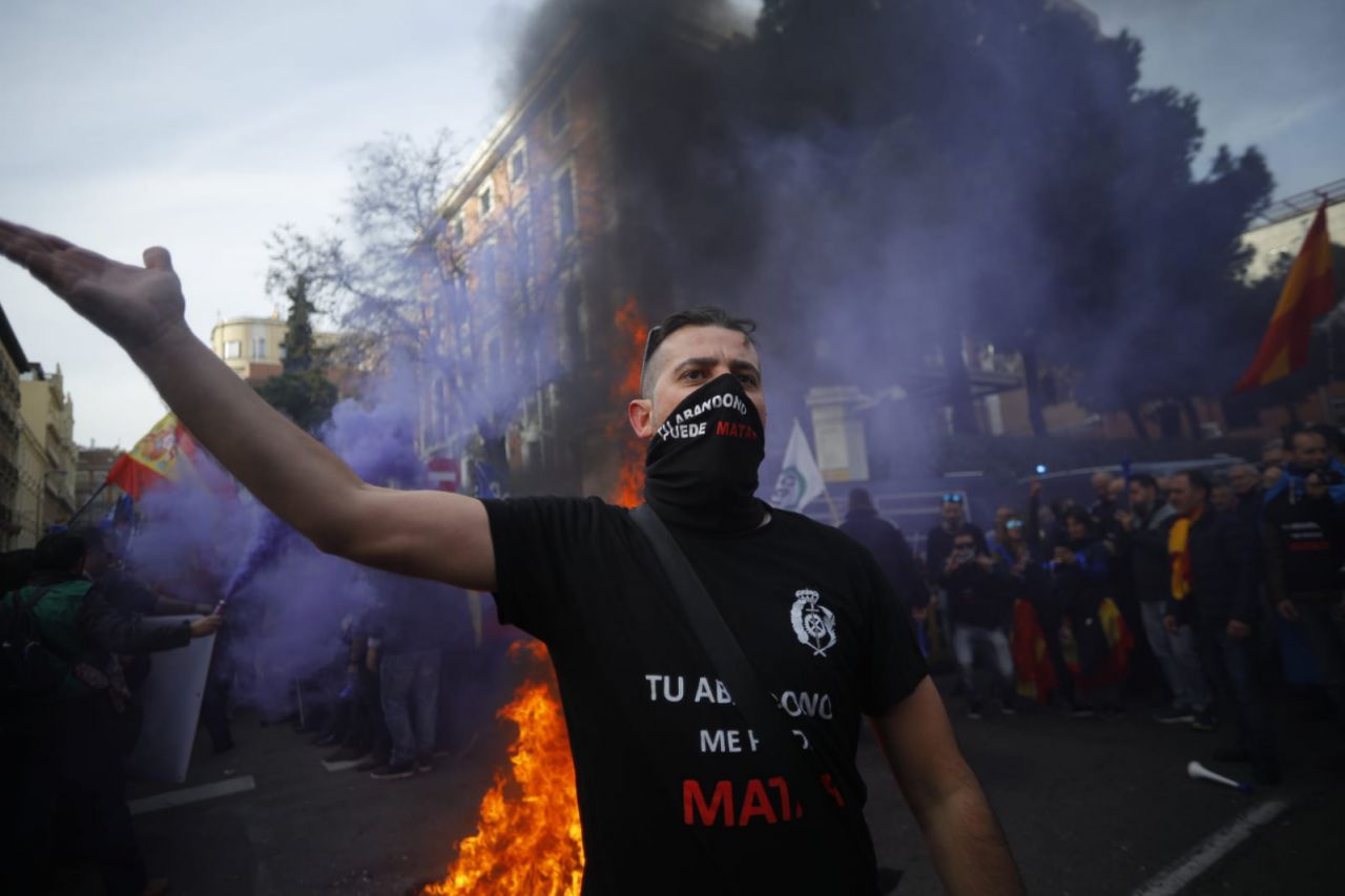 Los funcionarios de prisiones recorren las sedes de los partidos políticos para exigir una mejora salarial.