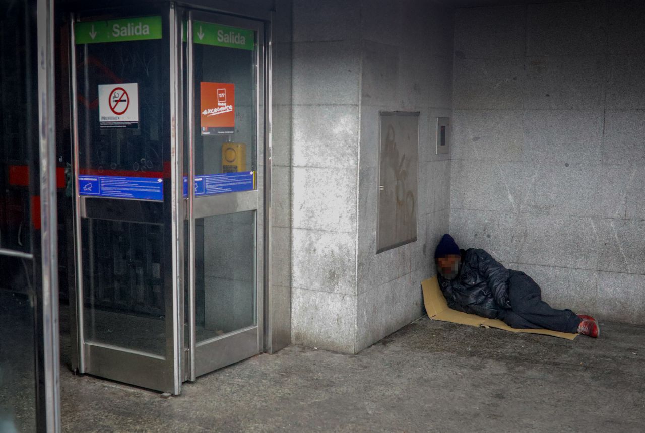 Las instalaciones del Metro de Madrid sirven de refugio a algunas personas para resguardarse del frío y la lluvia.