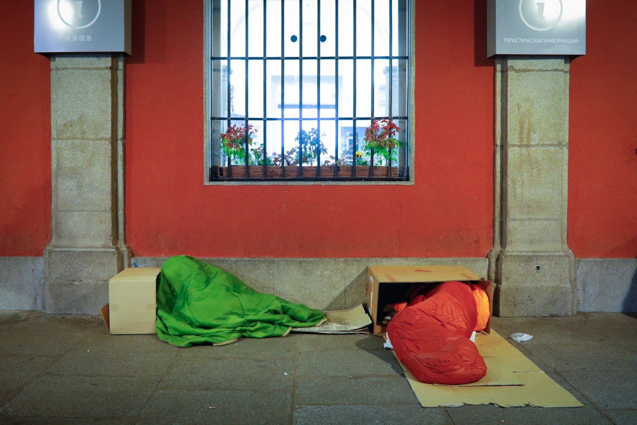 Según estimaciones del Ayuntamiento, más de 40 personas duermen bajo los soportales de la Plaza Mayor.