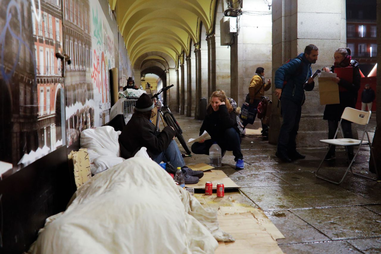 Voluntarios para el recuento hablan con Antonio (nombre ficticio), de Sevilla y que pasa la noche a las puertas de la Casa de la Carnicería.