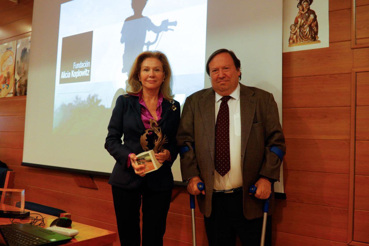 El presidente de la Asociación GINSO, Alfredo Santos, entregó el premio a Alicia Koplowitz.