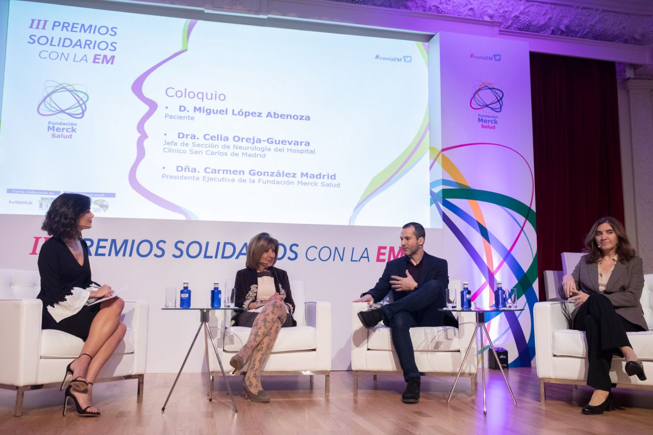 El acto ha contado con un coloquio en el que han participado Carmen González Madrid; la jefa de Neurología del Hospital Clínico San Carlos de Madrid y el paciente de EM, Miguel López Abenoza.