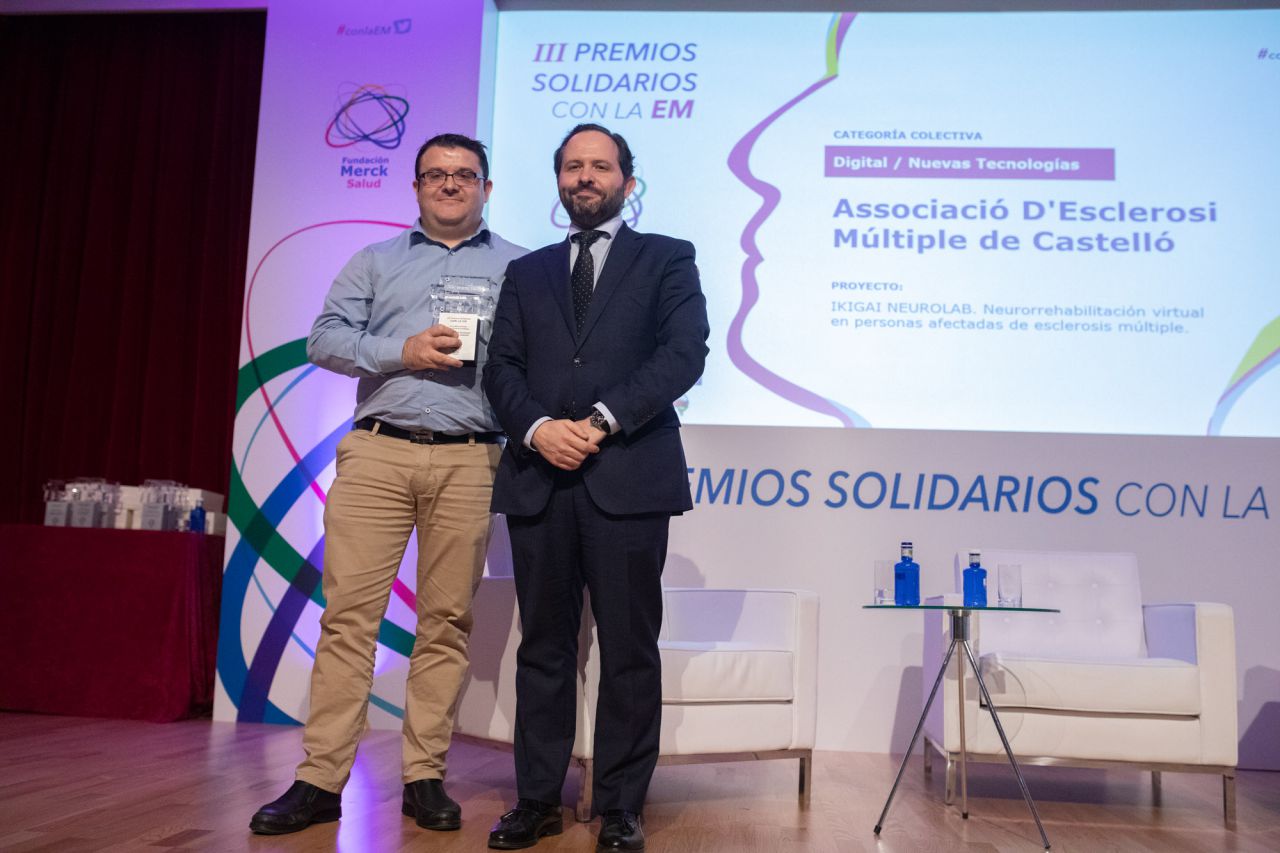 Premio en la categoría Digital /Nuevas Tecnologías a la Associció D'Esclerosi Múltiple de Castelló por el proyecto IKIGAI NEUROLAB de neurorrehabilitación virtual en personas afectadas por EM. 
Entrega Diego Sanjuanbenito, viceconsejero de Humanización de la Asistencia Sanitaria de la Comunidad de Madrid y recoge Samuel Miralles, presidente de la Associació D'Esclerosi Múltiple de Castelló.

