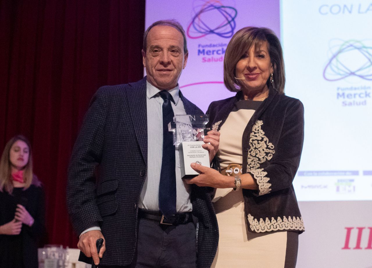 Premio en la categoría Concienciación y Divulgacion a la Asocición de Esclerosis Mñultiple Onubense- Ademo, por el proyecto CreciEMdo Junt@s, una experiencia educativa para visibilizar la EM infantil. 

Entrega Carmen González Madrid, presidenta ejecutiva de la Fundación Merck Salud y recoge Enrique Andivia, presidente de la Asociación de Esclerosis Múltiple Onubense (ADEMO).

