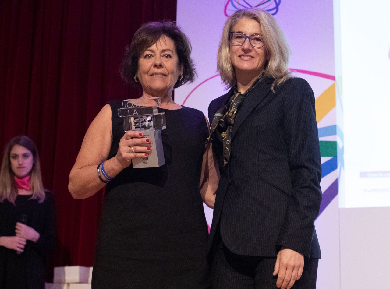 Premio en la categoría de Acción Social. Ámbito Regional a Esclerosis Múltiple León por su programa de asistencia personal para personas con EM. 

Entrega Paloma Casado, miembro del jurado de los III Premios Solidarios Con la EM y recoge María Isabel Prieto, presidenta de la Asociación Leonesa de Esclerosis Múltiple.
