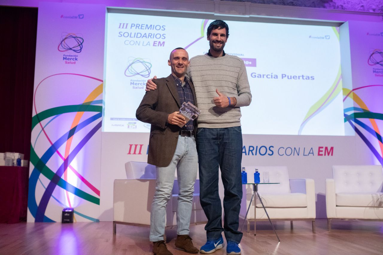 Premio en la categoría AprEMdemos de ell@s al proyecto Agua desgasta Roca.

Entrega Asier de la Iglesia, jugador de baloncesto afectado por la EM y miembro del jurado y recoge Alberto García Puertas, protagonista del reto Agua desgasta Roca.

