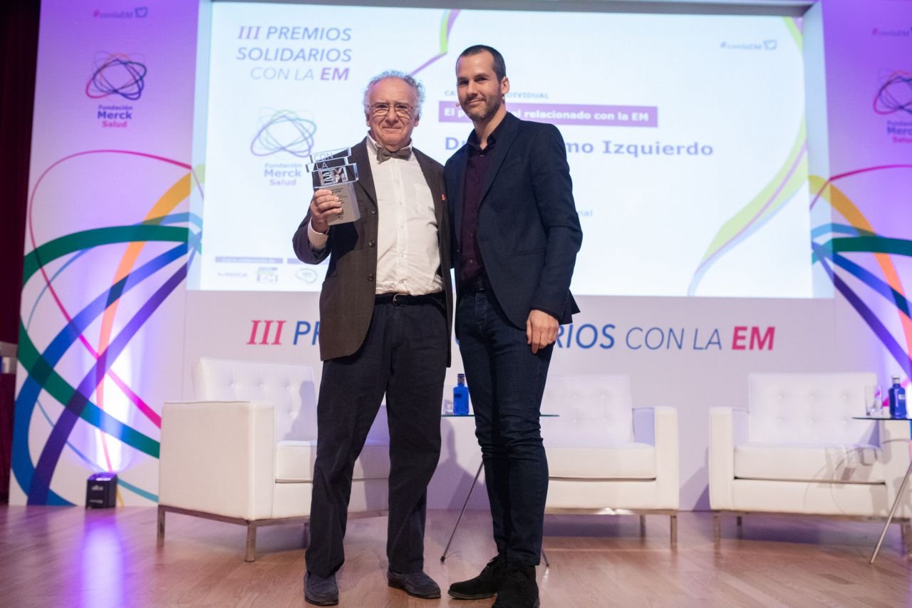 Premio en la categoría El profesional relacionado con la EM por su trayectoria profesional al Dr. Guillermo Izquierdo Ayuso. 

Le hace entrega del galardón Miguel López Abenoza, paciente de Esclerosis Múltiple.

