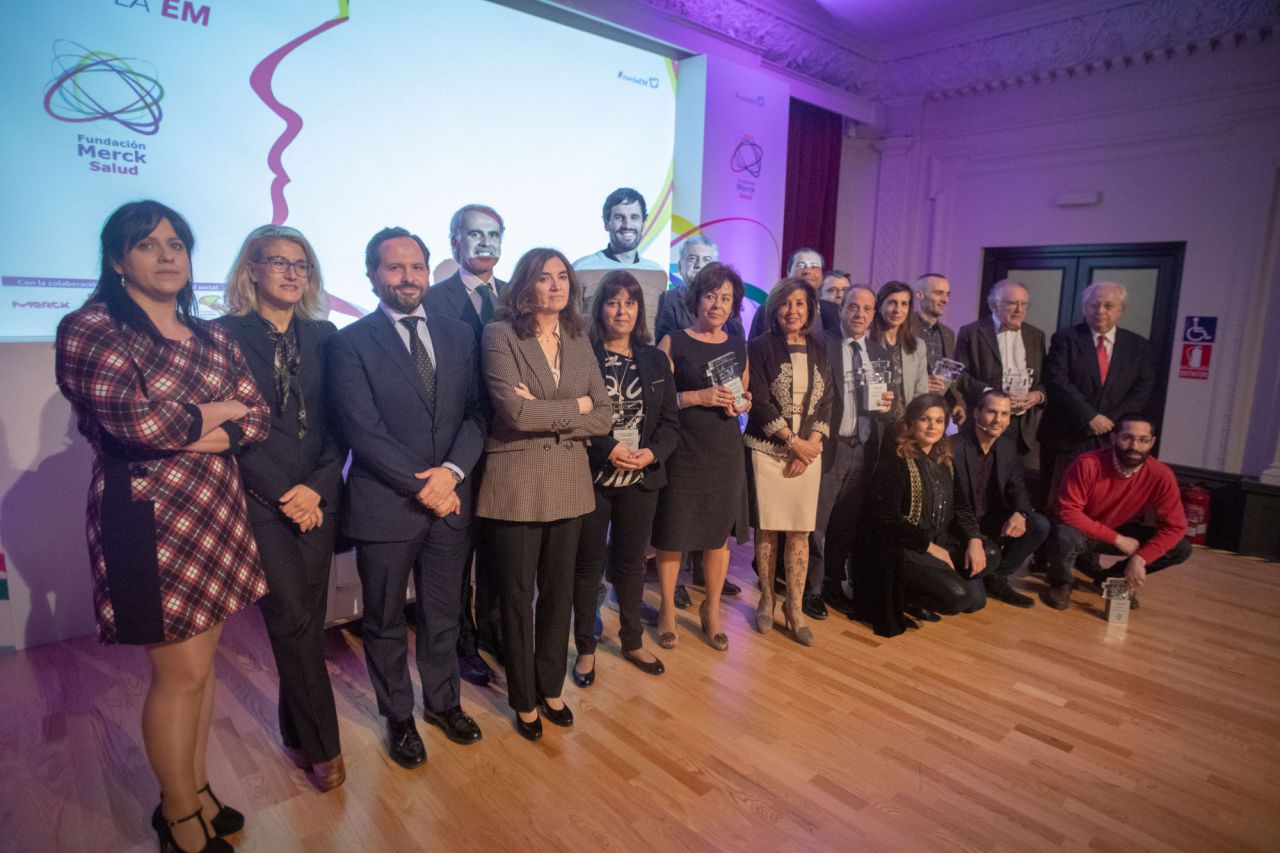Foto de familia de los premiados en los III Premios Solidarios Con la EM, de la Fundación Merck. 