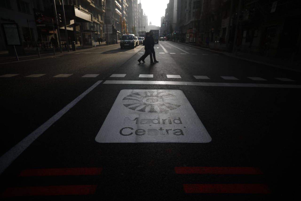 Si Ahora Madrid se propuso poner la movilidad en el corazón de la legislatura, 2018 ha sido el año en el que más pasos ha dado la capital en aras de una nueva configuración al respecto. Madrid Central ha copado el debate; los patinetes, las calles. Pero ha habido (y habrá) más... SEGUIR LEYENDO