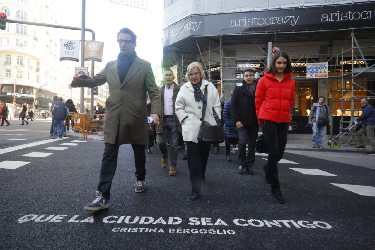 Irremediablemente, la vida política de la capital en 2018 ha mirado hacia el electoral 2019: acaba un año con sabor a final de legislatura en el que la tensión ha ido en aumento. También las quinielas de alcaldables, entre quienes faltan, sobre todo, dos nombres: el de los elegidos para encabezar los carteles con los que PP y PSOE intentarán reconquistar el Palacio de Cibeles... SEGUIR LEYENDO