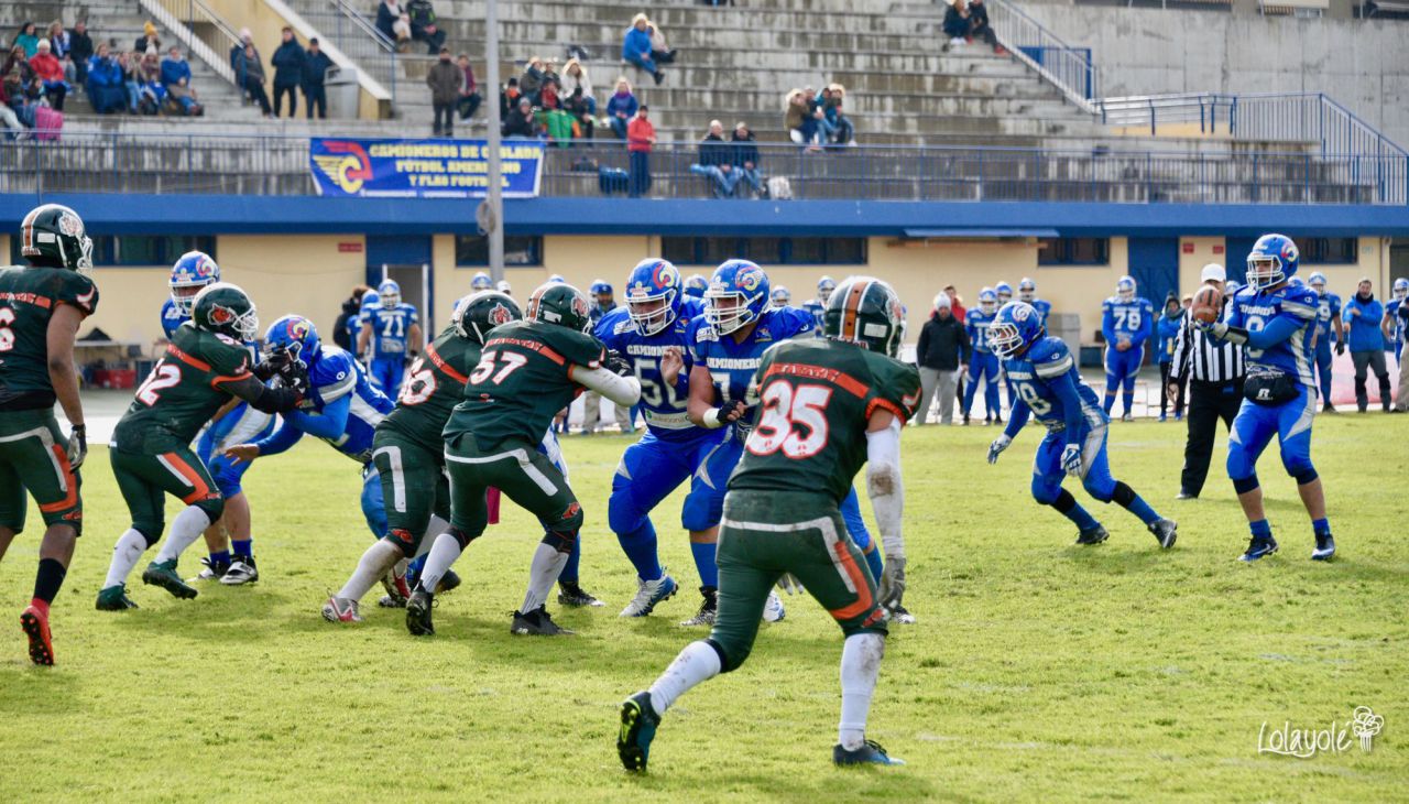 Camioneros Coslada (azul) vs Club Jabatos de Tres Cantos. 