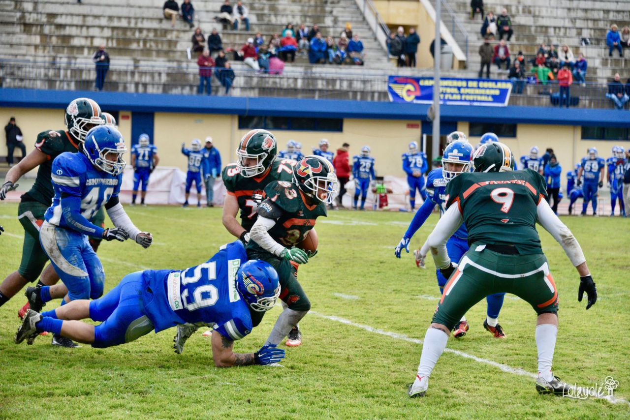 Camioneros Coslada (azul) vs Club Jabatos de Tres Cantos. 