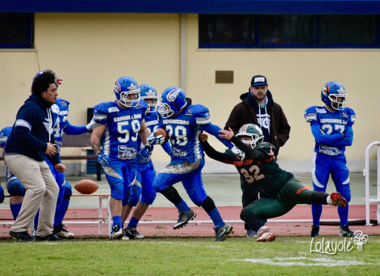 Camioneros Coslada (azul) vs Club Jabatos de Tres Cantos. 