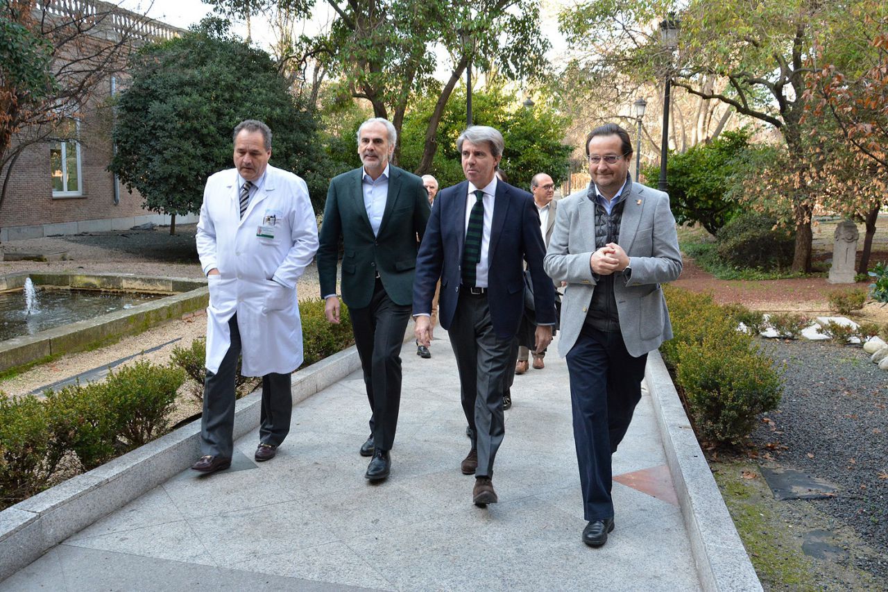 El presidente madrileño y el consejero de Sanidad junto al director gerente del Niño Jesús a su llegada al centro hospitalario