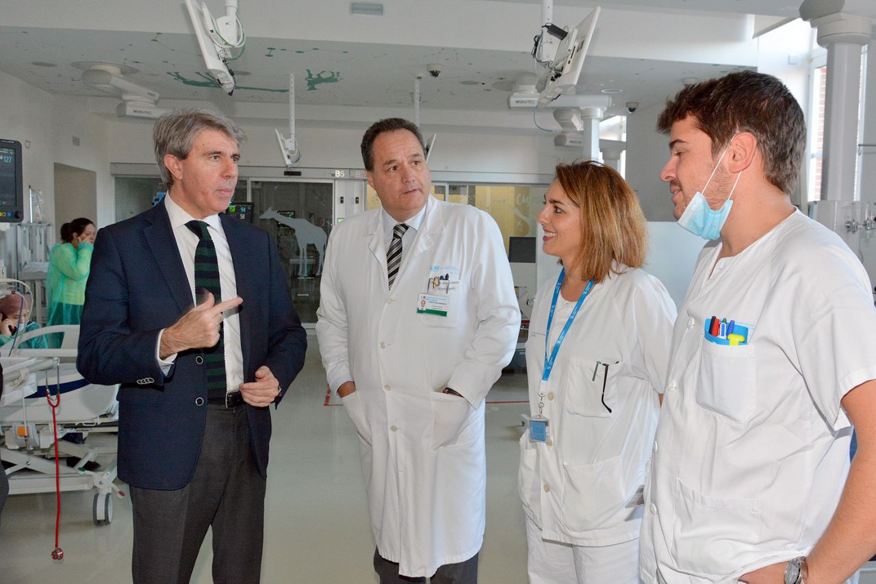 El presidente madrileño ha charlado con el personal que trabaja esta Nochebuena en el Hospital Niño Jesús, referencia pediátrica en España