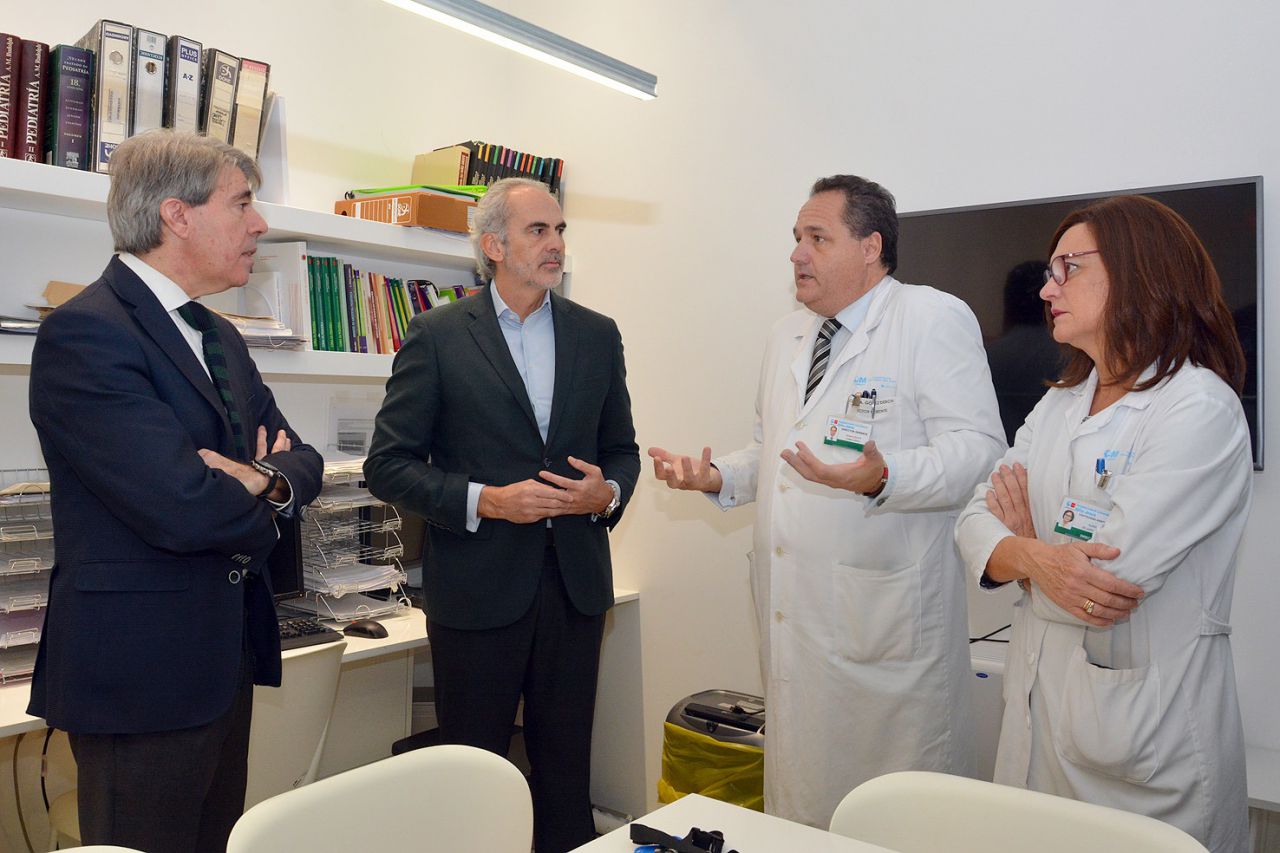 El presidente madrileño y el consejero de Sanidad han charlado con el personal que trabaja esta Nochebuena en el Hospital Niño Jesús, referencia pediátrica en España