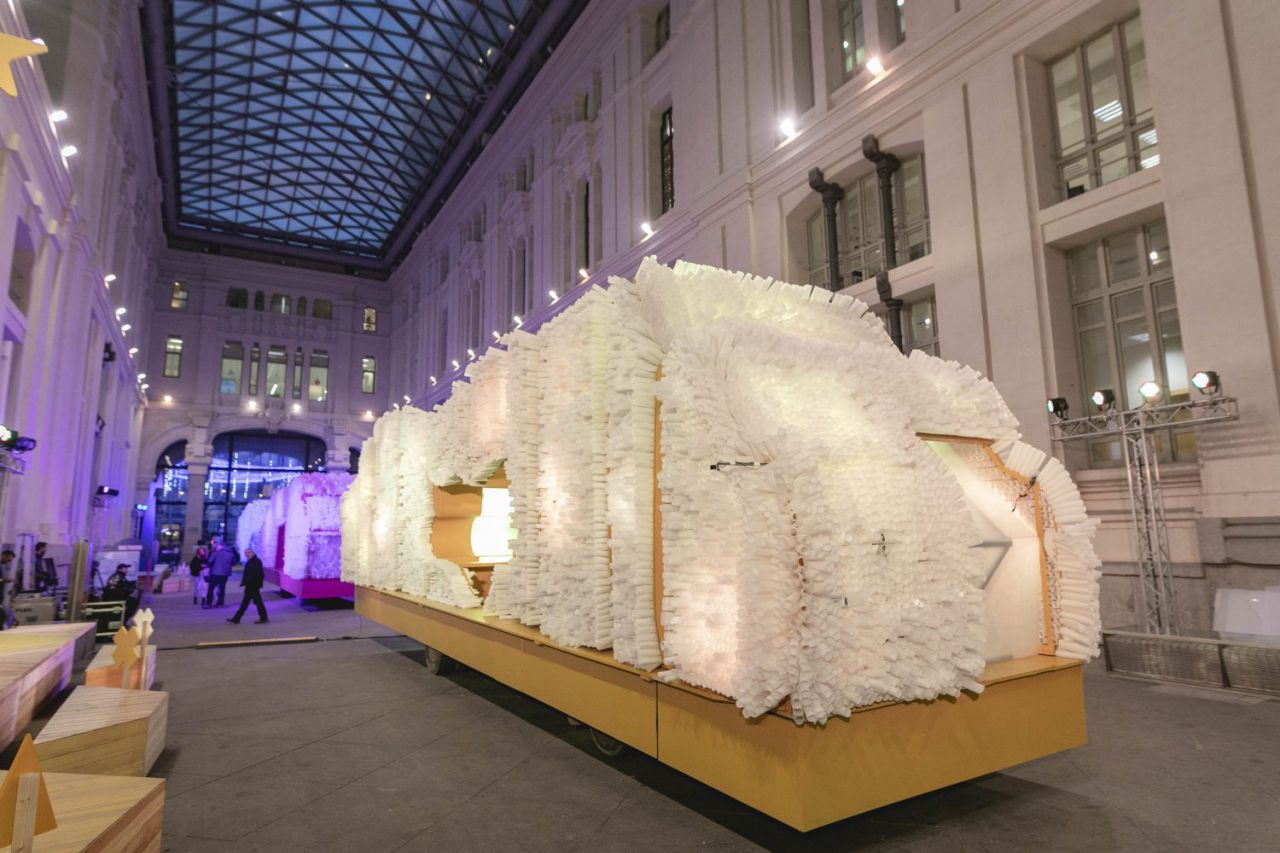 Las carrozas que transportarán a los Reyes Magos en la Cabalgata de Reyes 2019.