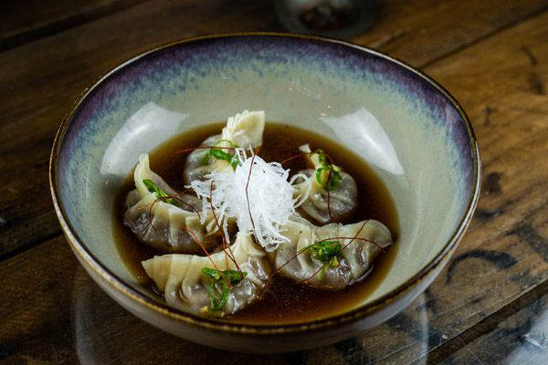 Gyozas de pato con caldo umami