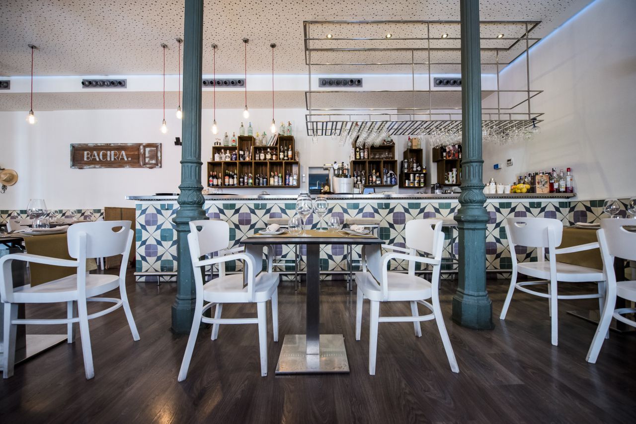 Sala con barra de Bacira.