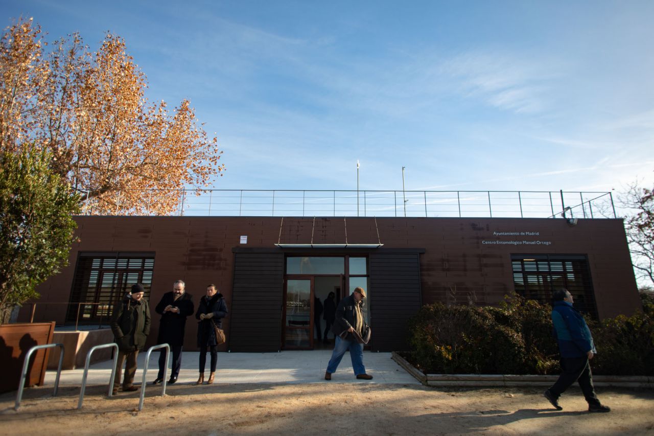 El Ayuntamiento de Madrid ha recibido la donación de la colección de coleópteros y mariposas del entomólogo Manuel Ortego y ha construido el Centro de Entomología Manuel Ortego junto al lago de la Casa de Campo.