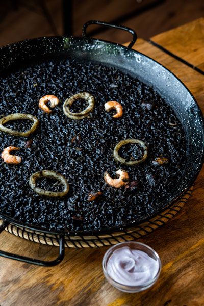 Arroz negro con alioli de violeta.