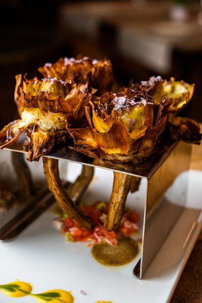 Flor de alcachofas fritas con miel de trufa.